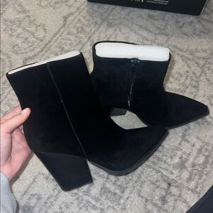NEVER WORN
VICI boutique - size 6.5 Rowyn Feaux Suede Black
Booties